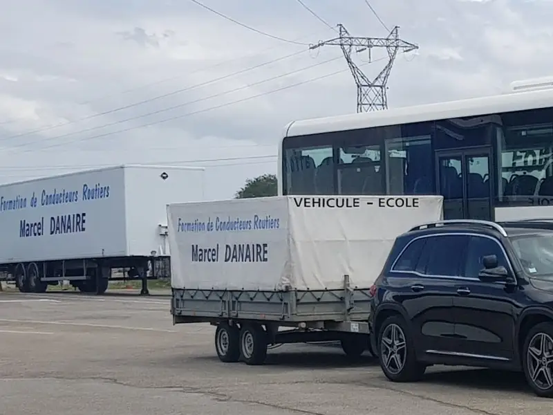 Mercedes attelée à une remorque pour la formation au permis BE